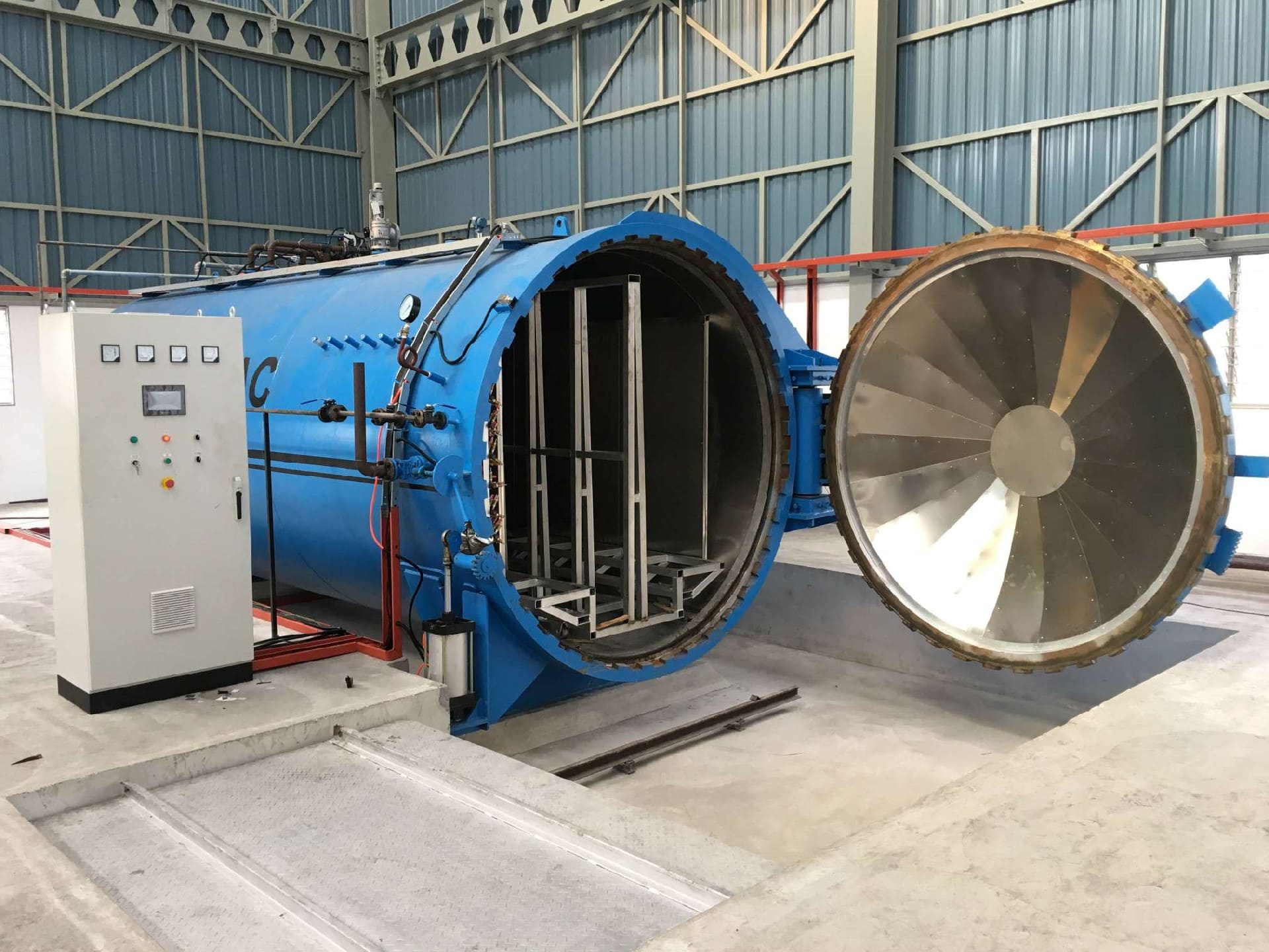 三诺用于大巴挡风玻璃生产的玻璃釜在马来西亚成功安装和调试